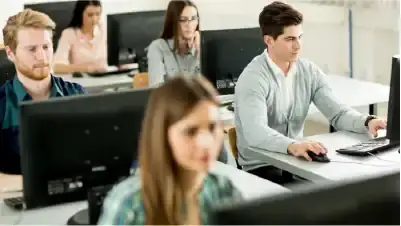 Vários alunos estudando em computadores