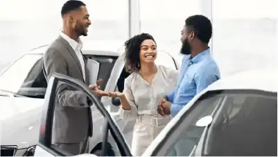 Imagem de um homem com câmera em um carro